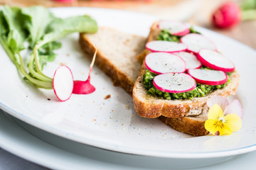 Vegan sandwich with wild garlic pesto and radish 