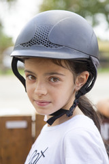 Bambina con casco da fantino
