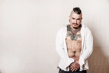 Portrait eines tätowierten Mannes 