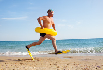 man in flippers and mask © Evgenia Tiplyashina