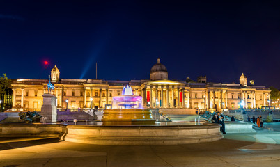 Obraz premium Fountain and the National Gallery on Trafalgar Square, London