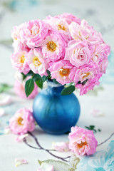 Obraz na płótnie Canvas Beautiful fresh pink roses on a table. 