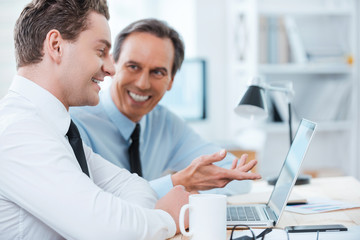 Fototapeta premium Sharing experience with colleague. 