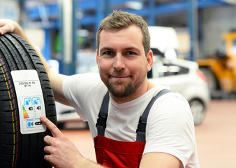 Energieausweis bei Autoreifen, Mechaniker in Autowerkstatt