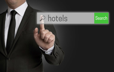 Hotel Browser wird von Geschäftsmann bedient