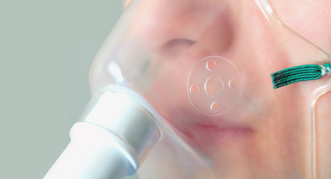 Patient in oxigen mask