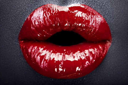 red lips make-up black leather2