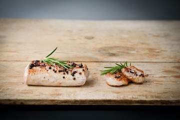 Fleischfilet gewürzt und gebraten, schön angerichtet