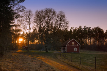 Sonnenuntergang in Småland, Schweden, im Frühling