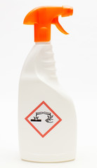 Reinigungsmittel-Flasche mit neuem Gefahrensymbol GHS05