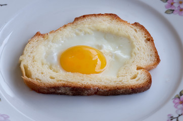 pane, burro e un uovo fresco