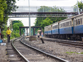 Gleistrasse mit Personenzug im Stadtgebiet von Bangkok