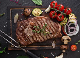 Fotobehang Steakhouse Biefstuk op houten tafel