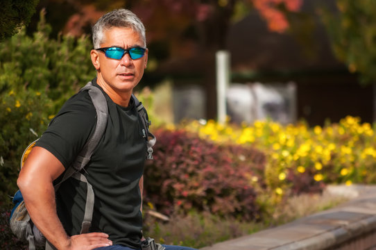 USA, Idaho, Ada County, Boise, Portrait of athletic man wearing sunglasses
