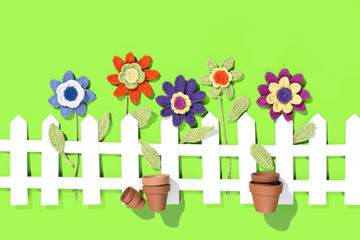 gehäkelte Blumen mit Dekoration