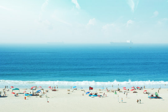 Brazil, Rio de Janeiro, Copacabana, People on beach