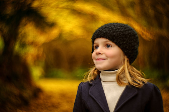 Girl (2-3) in woolly hat in autumn park