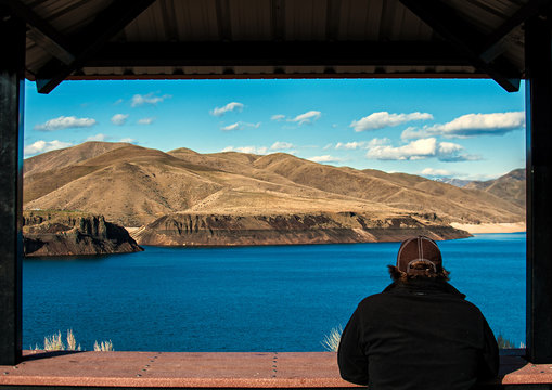 USA, Idaho, Ada, Boise, Lucky Peak, Man enjoying view of lake