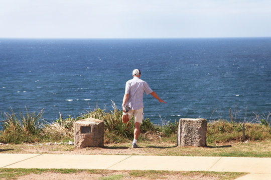 Australia, Nuovo Galles del Sud, Sydney, Man having fitness in front of Pacific Ocean