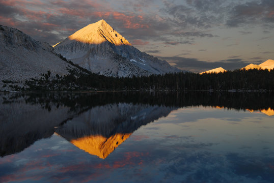 USA, California, Ansel Adams Wilderness Area, Inyo National Forest, Arrow Peak Reflection in Bench Lake