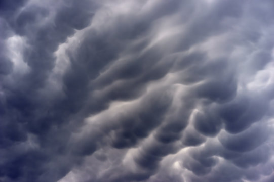 USA, Illinois, DuPage County, Wheaton, Dramatic sky in summer