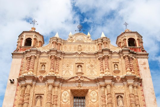 Mexico, Chiapa, San Cristobal de Las Casas, Facade of Santo Domingo church against cloudy sky