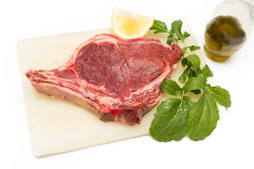 Bistecca di manzo fresca su tagliere 