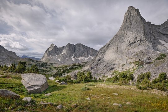 USA, Wyoming, Bridger-Teton National Forest, Pingora Peak and Warbonnet Peak