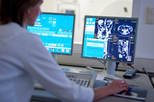 Germany, Doctor doing CAT scan