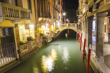 Obraz na płótnie Canvas Venice Bridge lit at night