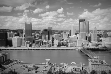 Obraz premium Pittsburgh skyline. Black and white.