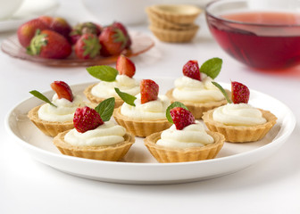 Cupcakes with fresh fruits, whipped cream and mints