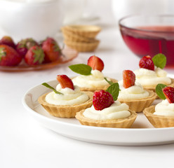 Cupcakes with fresh fruits, whipped cream and mints