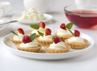 Cupcakes with fresh fruits, whipped cream and mints