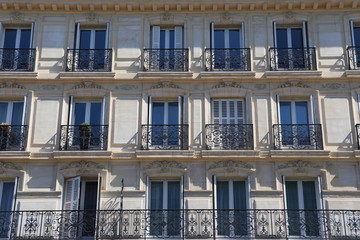 Façade d'immeuble parisien