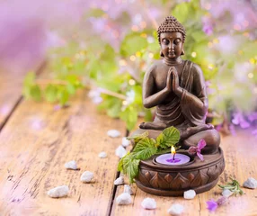 Abwaschbare Fototapete Buddha Betender Buddha mit Kerze und Lavendel