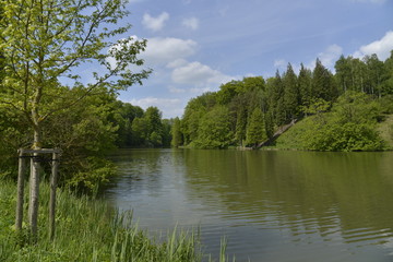 Fototapeta na wymiar L'étang Solvay vers sa pointe nord au parc du même nom 