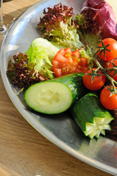 frischer Salat auf einer Platte