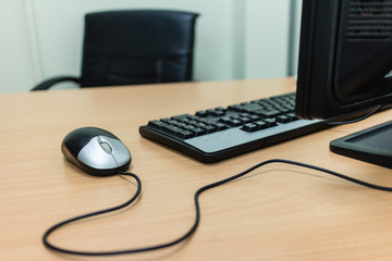 Obraz na płótnie Canvas computer mouse on desk and keyboard