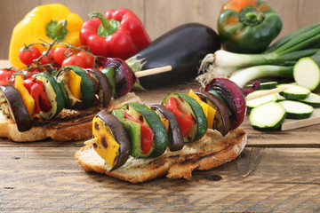  verdure grigliate su fetta di pane sfondo rustico