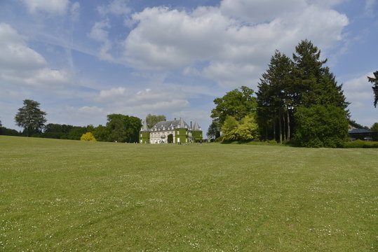 La grande pelouse devant le château de la Hulpe 