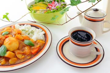 美味しそうなカレーライスと珈琲