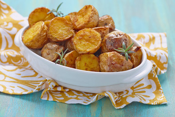 Oven baked potatoes with rosemary