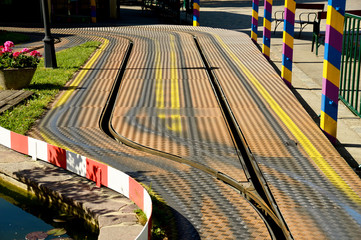 Riffelblech und Schienen eines Fahrgeschäftes
