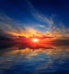 Fototapeta na wymiar Nice sunset sky over water