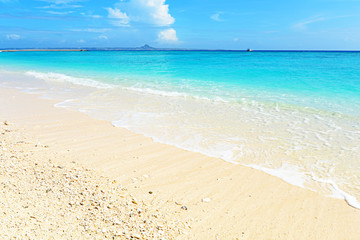 美しい沖縄のビーチと夏空 