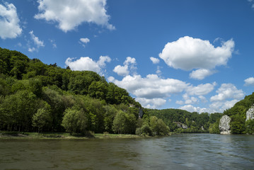 Fototapeta premium Donaudurchbruch unter weiß-blauem Himmel