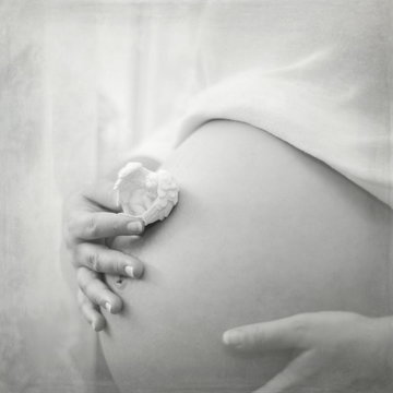 Schwangerschaftsbild schwarz weiß kunstvoll gestaltet