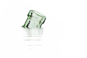 Glasflasche schwimmt in Wasser