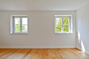 Wohnraum nach Sanierung mit Holzdielen und Holzfenstern
